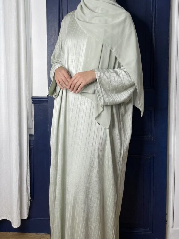 Abaya en Soie de Médine – Élégance Fluide & Intemporelle